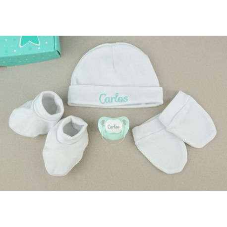 Conjunto blanco CON NOMBRE BORDADO gorrito patucos y manoplas bebé